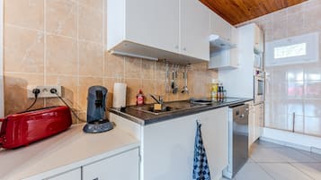 Køleskab, mikrobølgeovn, ovn, kogeplade