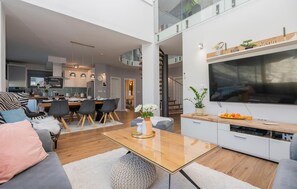 Smart TV - Gorgeous home in Vrgorac with WiFi (Vrgorac)