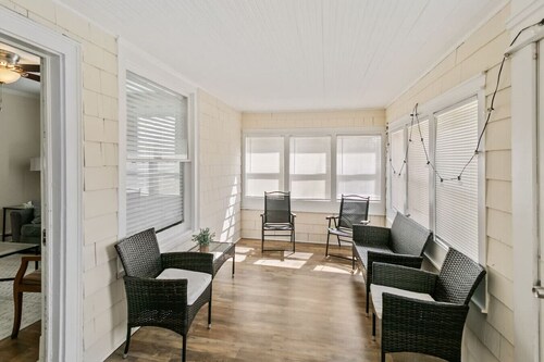 Families Come Stay DT Libertyville near Naval Base