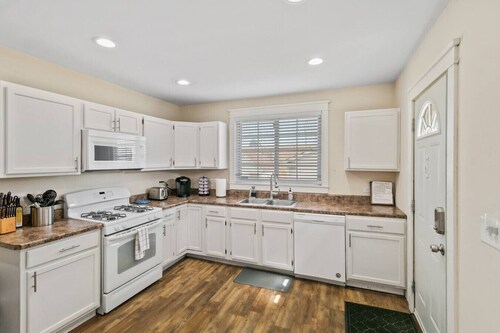 Families Come Stay DT Libertyville near Naval Base