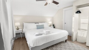 2 bedrooms, desk, iron/ironing board, free WiFi - Families Come Stay DT Libertyville near Naval Base (Libertyville)