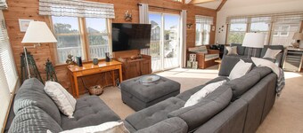 Oceanside, Steps to the Beach, Screened in Porch, Ocean and Sound Views