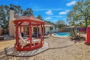 Outdoor pool - Breezy Oasis Retreat: with Pool and Game room! (Houston)