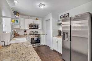 冷蔵庫、電子レンジ、オーブン、コンロ