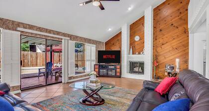 Home with pool, games and relaxation, in the middle of it all!