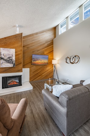 Smart TV, fireplace