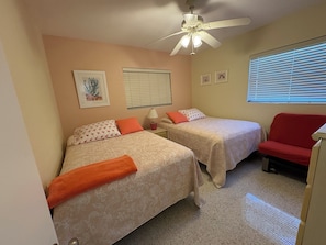 2 bedrooms, free WiFi, bed sheets, wheelchair access - Charming House on St. Pete Beach - Just a few steps to the sand. NEW LISTING (St. Pete Beach)