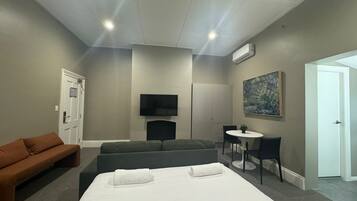 Cliveden Premium Suite 4 | Bügeleisen/Bügelbrett, kostenloses WLAN, Bettwäsche