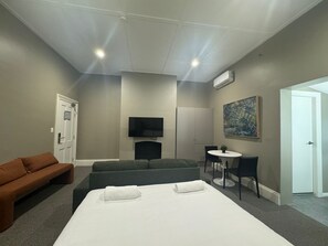 Cliveden Premium Suite 4 | アイロン / アイロン台、WiFi (無料)、ベッドシーツ