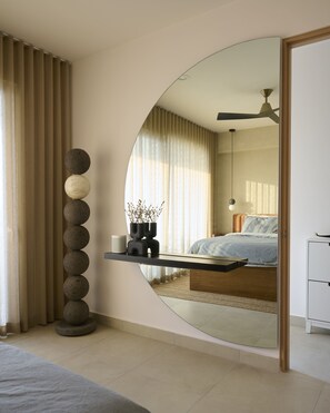 2 quartos, cofres nos quartos, escrivaninha