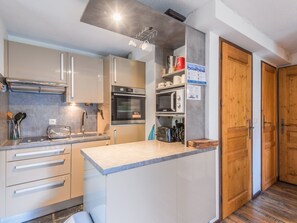 Kylskåp, mikrovågsugn, diskmaskin och kaffe- och tebryggare