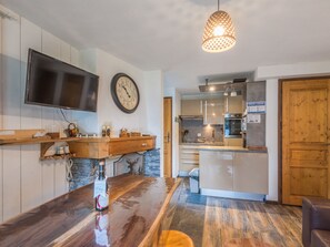 Kylskåp, mikrovågsugn, diskmaskin och kaffe- och tebryggare