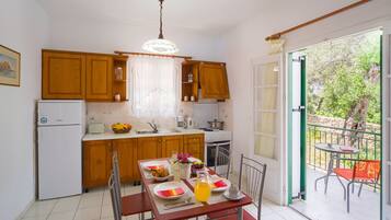 Een koelkast, een magnetron, een oven, een koffiezetapparaat/waterkoker