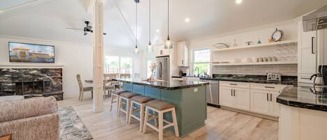 Réfrigérateur, micro-ondes, four, plaque de cuisson