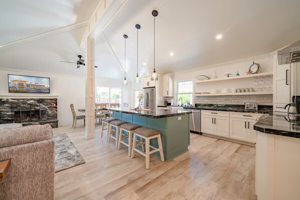 Kylskåp, mikrovågsugn, ugn och spishäll