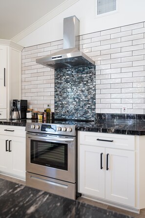 Kylskåp, mikrovågsugn, ugn och spishäll