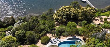 حمّام سباحة مُدفَّأ