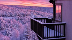 A balcony with a view of a snow-covered landscape and a sunset. - SNØFALL@CAMELBACK (Tannersville)