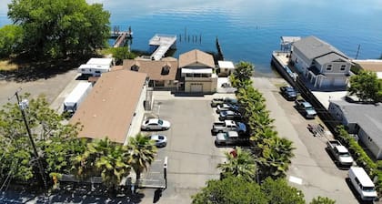 Oasis to Love - On the Lake/Pier/Full Kitchen Lakeport Room #7