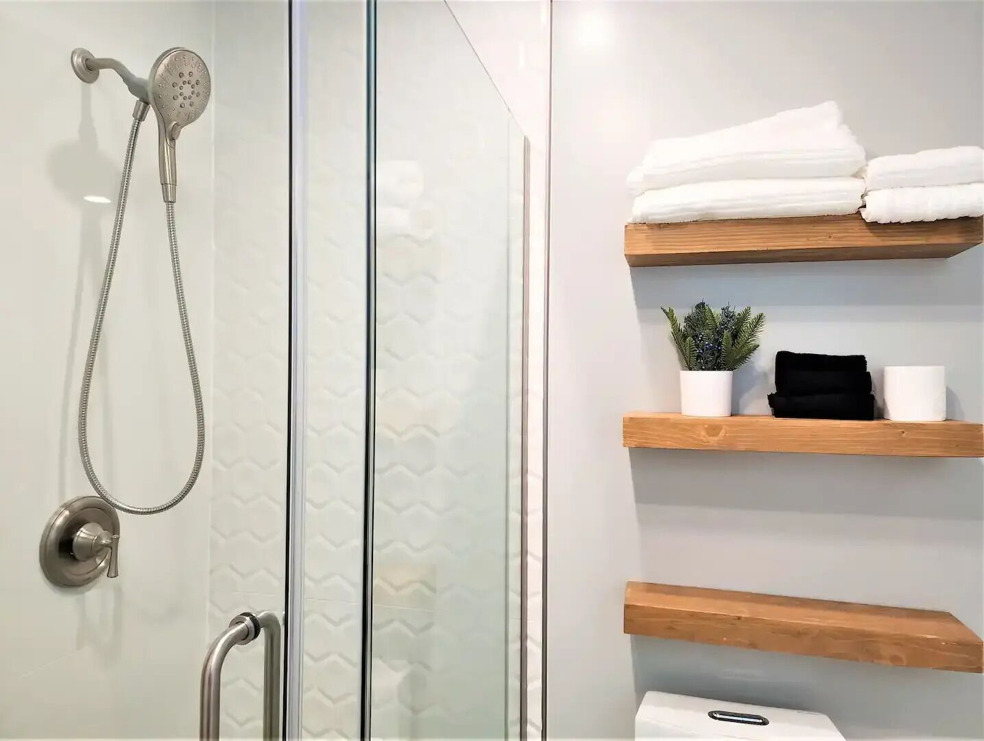 Douche, sèche-cheveux, serviettes fournies, savon