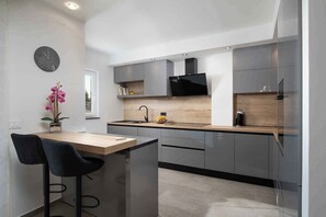 Fridge, oven, stovetop, cookware/dishes/utensils