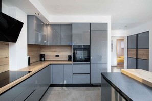 Refrigerador, horno, parrilla de estufa y cafetera y tetera 