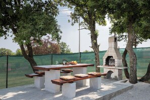 Outdoor dining - Holiday apartment with air conditioning (Barban)