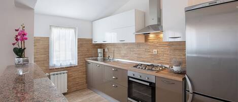 ثلاجة، فرن، موقد طهي مسطح، مستلزمات طهي/أطباق/أوعية