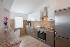 冷蔵庫、オーブン、コンロ、調理器具と食器