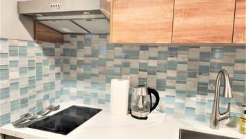 Réfrigérateur, micro-ondes, plaque de cuisson, cafetière/bouilloire