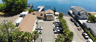 Your Oasis Awaits-On the Lake/Pier/Kitchen Lakeport Room #6