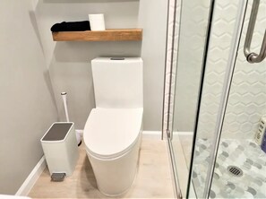 Dusche, Haartrockner, Handtücher, Seife