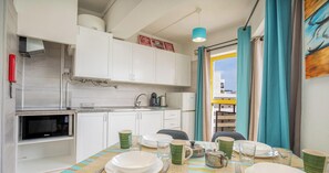 Køleskab, mikrobølgeovn, kogeplade, kaffe-/temaskine