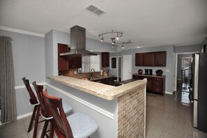 Private kitchen - Out of Towner's delight! Sleeps 12 (Jacksonville)