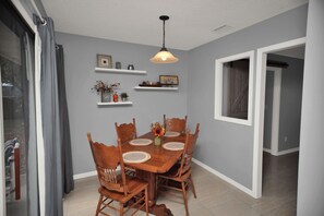 Dining - Out of Towner's delight! Sleeps 12 (Jacksonville)