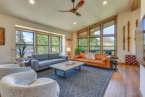 Smart TV - Mtn Modern Home w/ Views, Private Hot Tub + Fantastic Location (Silverthorne)