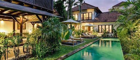 Una piscina al aire libre