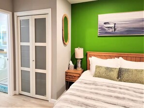 Desk, iron/ironing board, free WiFi, bed sheets - Sunrise Oasis - On the Lake/Pier/Full Kitchen Lakeport Room #1 (Lakeport)