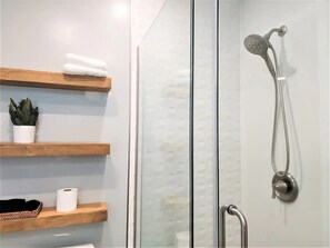 Dusche, Haartrockner, Handtücher, Seife