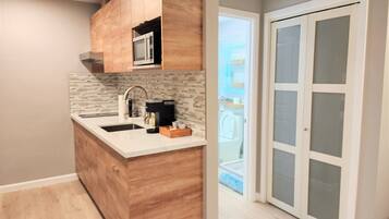 Een koelkast, een microgolfoven, een kookplaat