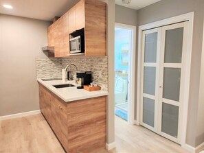 Refrigerador, microondas, parrilla de estufa y cafetera y tetera 