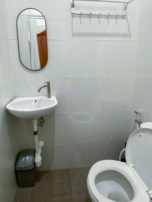 Shower, towels - ReVive by Snooze (Banyuwangi)