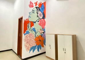 Dormitorio compartido básico | Sistema de insonorización, tabla de planchar con plancha, wifi gratis