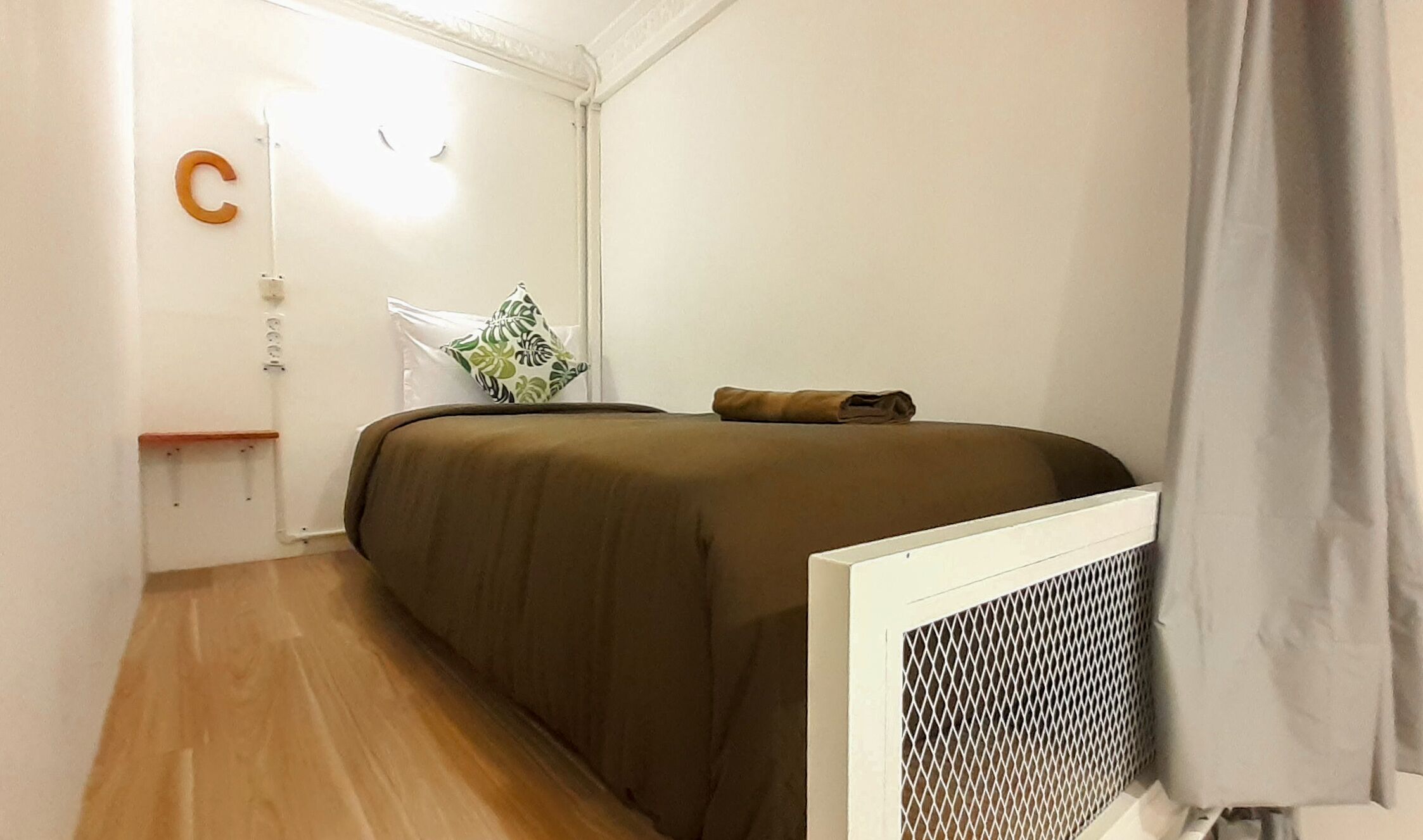 Phòng cách âm, bàn ủi/dụng cụ ủi quần áo 