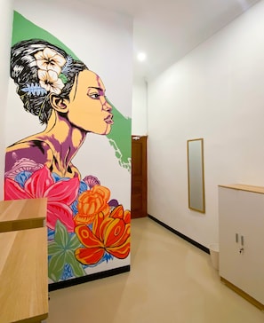 Dormitorio compartido básico | Sistema de insonorización, tabla de planchar con plancha, wifi gratis