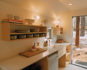 Horno, placa de cocina, cafetera o tetera y utensilios de cocina