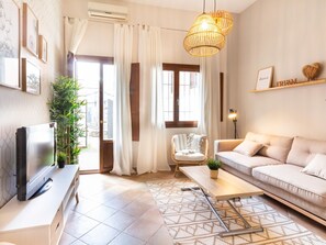 TV - Apto Real Bajo Cartuja. Apartment with private patio and Wi-Fi. (Granada)