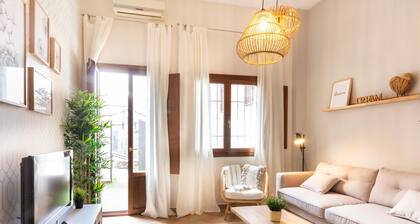 Apto Real Bajo Cartuja. Apartment with private patio and Wi-Fi.