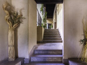 Interior - Apto Real Bajo Cartuja. Apartment with private patio and Wi-Fi. (Granada)