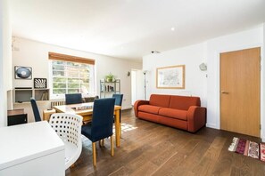 Living area - Charming 2 Bedroom Apartment in Kentish Town (Greater London)